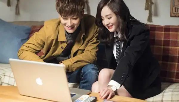 黄子韬和杨幂在一起了吗 拍戏过程中互动亲昵