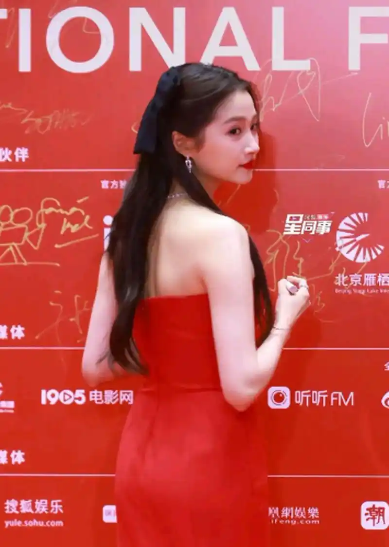 关晓彤北影节红毯生图来了!一身抹胸红色长裙,状态真的好好啊!