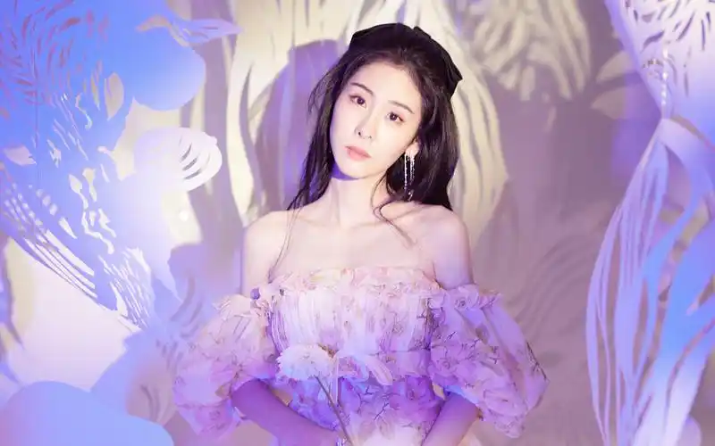 张碧晨花朵礼裙写真桌面壁纸