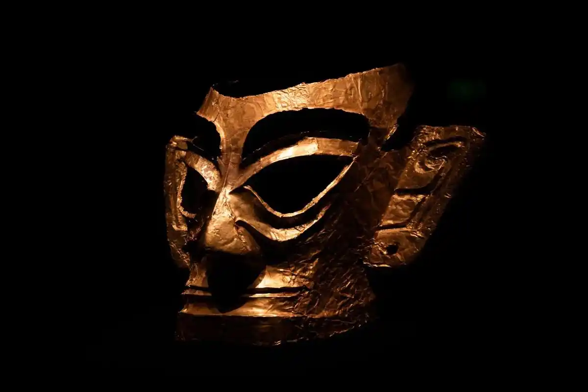 三星堆黄金面具,青铜大立人像.#青铜器 #三星堆 #摄影 - 抖音
