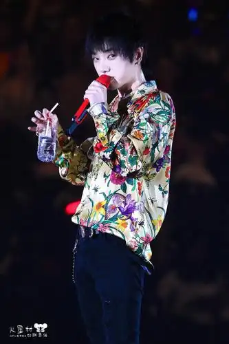 华晨宇穿花衬衣