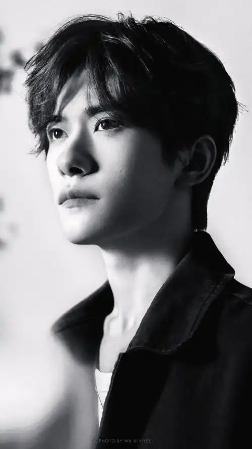 易烊千玺飘雪侧颜##易烊千玺阿玛尼美妆全球品牌代言