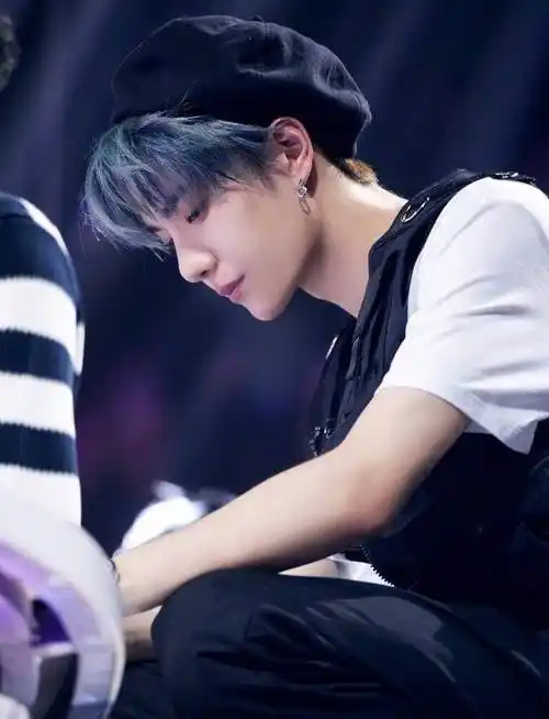 蓝发"酷盖"来袭,王一博携新发型惊艳亮相,优雅迷人惹人爱_颜色_蓝色