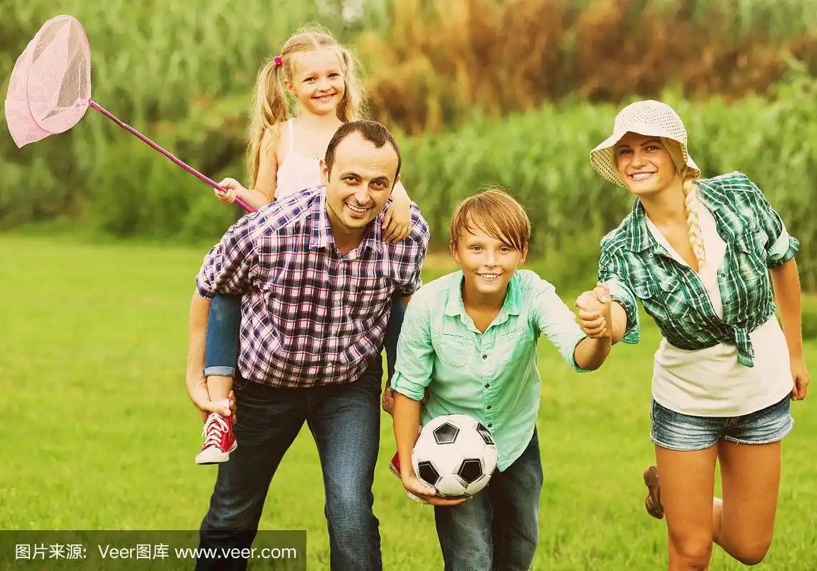 有两个孩子的父母在草坪上