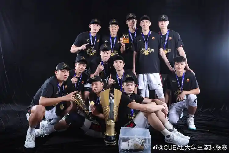 队史第一次捧起cubal(中国大学生篮球男子一级联赛)的冠军奖杯