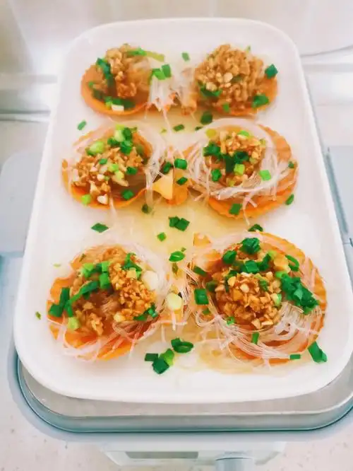 扇贝上铺上粉丝,再放上調好的蒜末.蒸8分钟就可以哦!好鲜嫩!