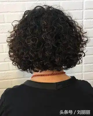 50岁大姐剪短发烫小卷,一看像18,美到不敢认