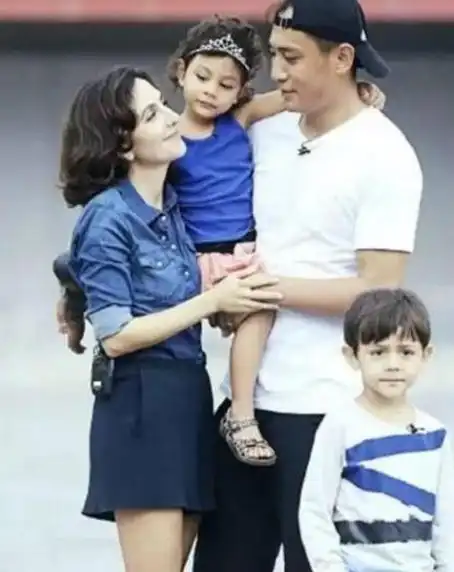 参观刘烨在法国的豪宅,面积大到半天也逛不完,有游泳池和篮球场