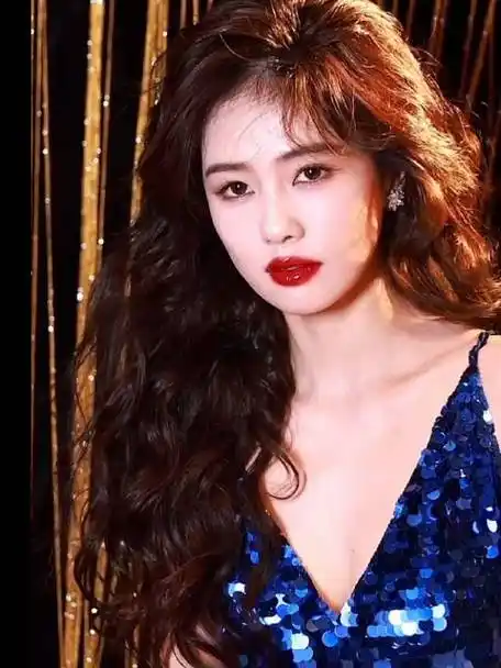 白鹿红唇大波浪##白鹿蓝色深v亮片裙