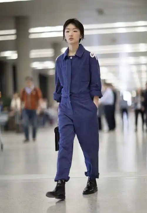 周冬雨穿搭挺有"小孩样",穿白色连体裤"松垮垮",还挺时髦的_显得_工装