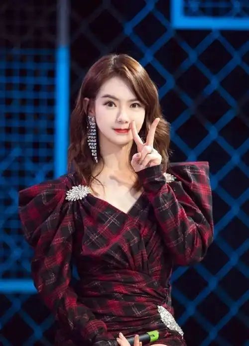 戚薇现身周杰伦演唱会,深v低胸吊带背心惹眼,与老公李承铉热舞