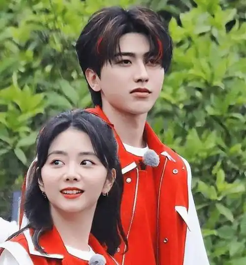 《奔跑吧9》下血本!请来四大女神同台,我却在意蔡徐坤的挑染发色