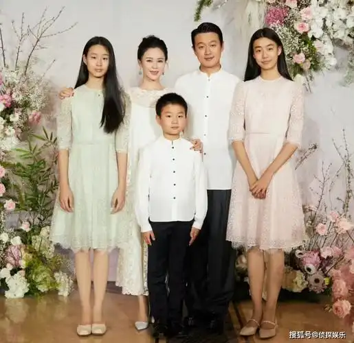 原创佟大为老婆晒全家福三个孩子露脸像爸爸俩女儿身高均超一米七