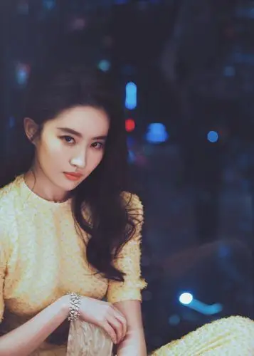 12月18日晚,刘亦菲一袭淡黄色长裙亮相2017#cosmo时尚美丽盛典#,宛若