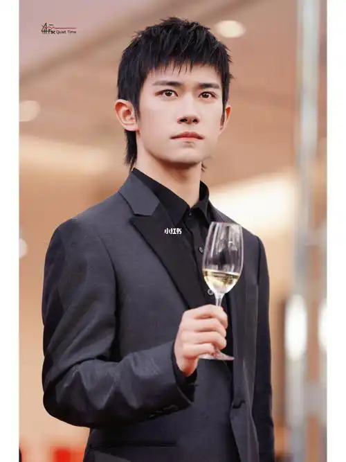 dbq 眉遮眼长发麻麻 好帅啊啊啊啊 我活了今天也要开心啊 易烊千玺#易