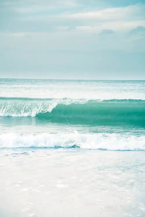 海浪拍打在岸边