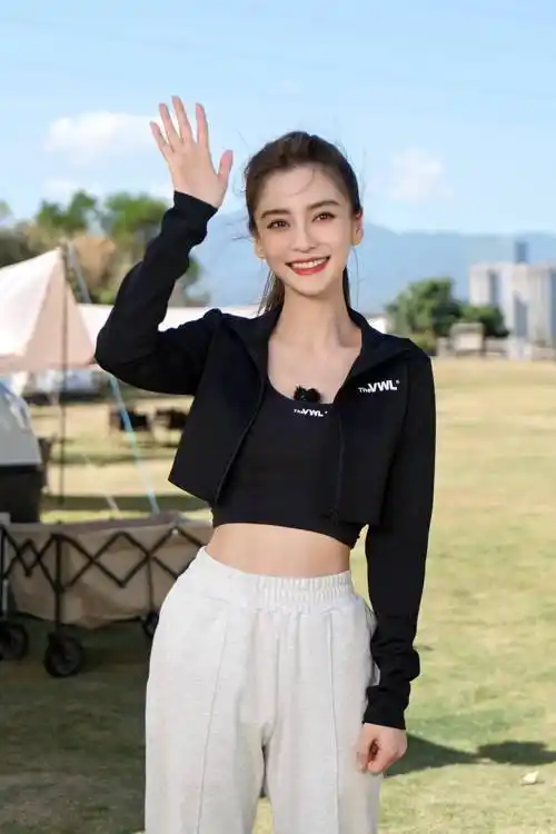 杨颖穿露腰运动装马甲线抢镜, 梳高马尾辫笑容灿烂,网友称赞重回18岁