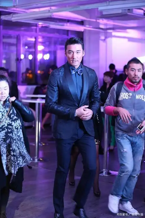 胡兵的结婚照片非常神秘,只有他自己的身影,没有透露伴侣的身份.