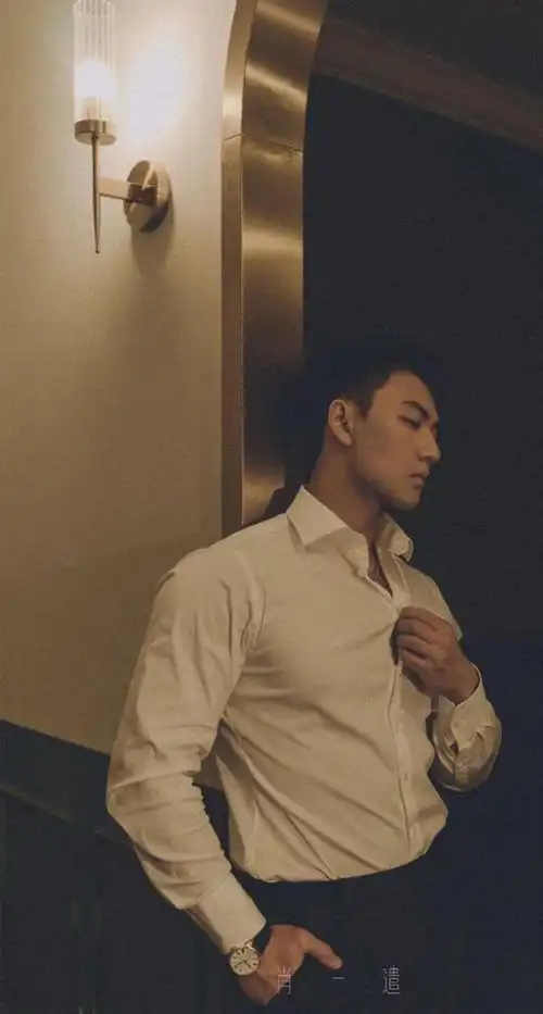 地铁上的肌肉运动男火了胸肌撑爆白衬衫神仙身材被肖一遣拍过