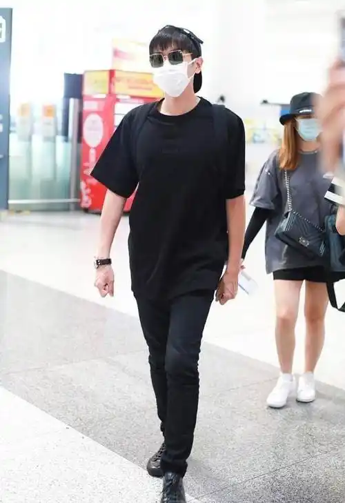 张若昀瘦得跟"纸片人"似的,手臂青筋一清二楚,感觉有点虚弱_男生_造型