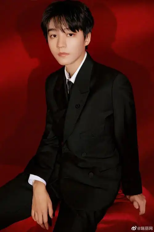 王俊凯西装造型 简约又干练!