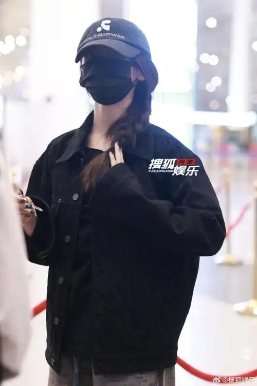 杨超越北京出发#杨超越机场路透掉落!