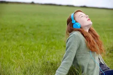 戴耳机听歌的男孩获取音乐帐户订阅.享受音乐概念.音乐总是伴随着我.