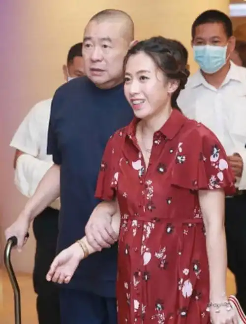 盘点完刘銮雄的历届女友,大家有没有发现,她们都不是没有故事的女同学