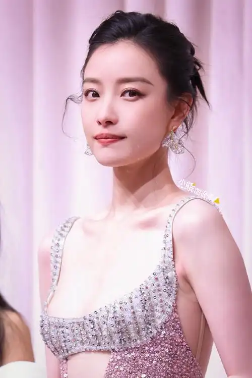 倪妮超话20231221#倪妮 好冷让我缓一下#倪妮内场高清图集4p,今天的喵