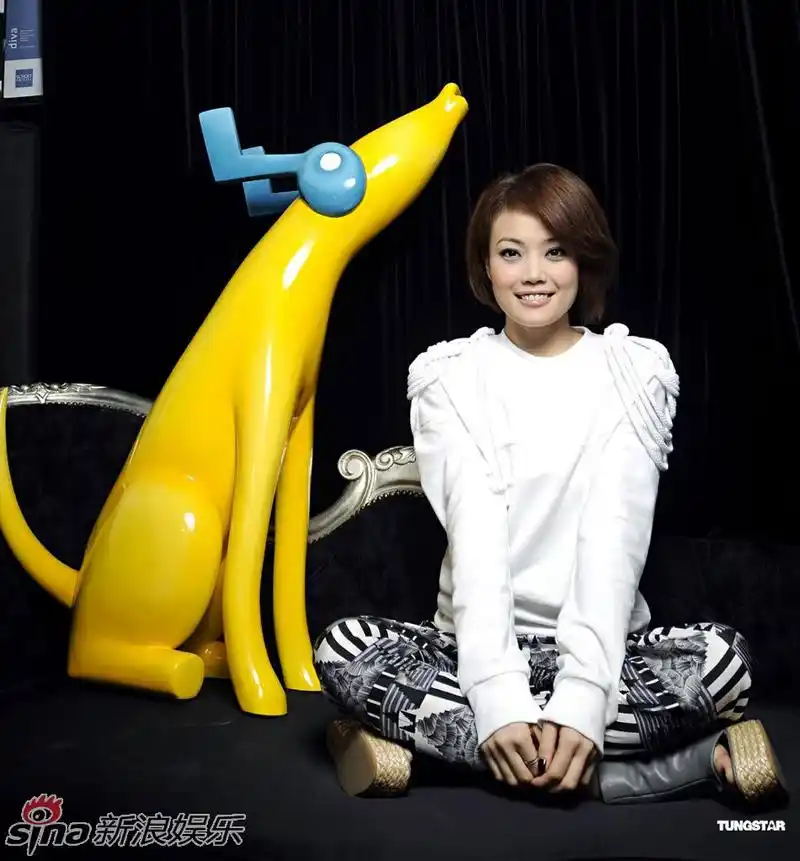 容祖儿盘腿而坐