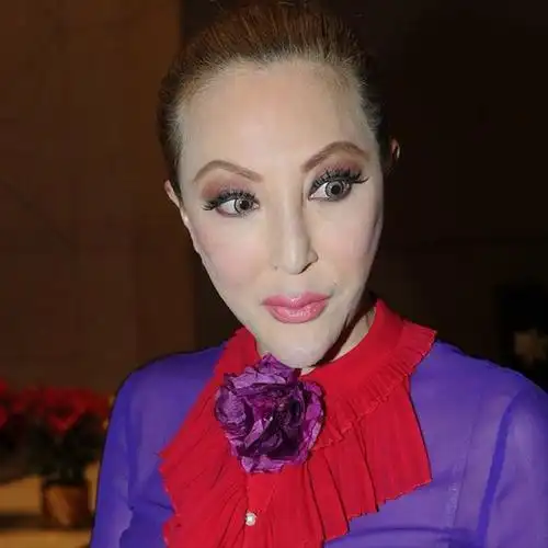 当她再次出现,直接顶着一张"蛇精脸"出现,那模样估计一般人都认不