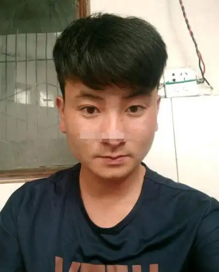 圆脸 耳朵反骨 法令纹不对称,有主见,能经商创业,发展空间大