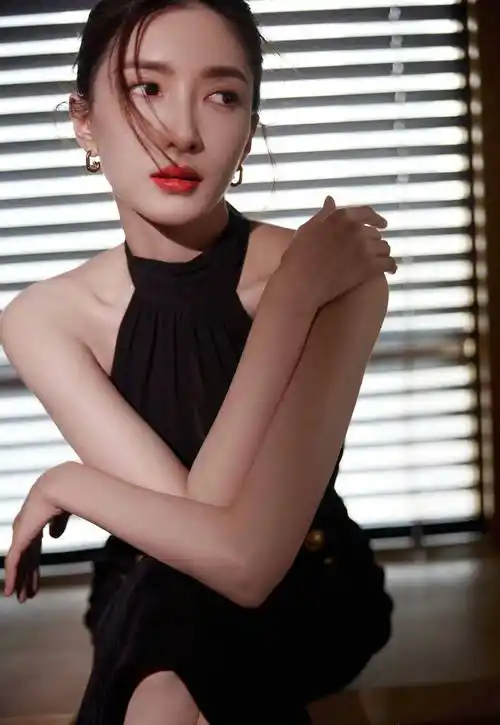 江疏影大秀光滑美背,妆容精致红唇惹眼,镜头前温柔浅笑魅力十足_演技