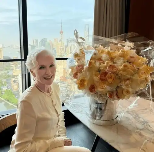 加拿大最牛女人,马斯克妈妈定居中国?母亲节上海晒照:儿子送来鲜花