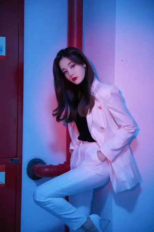 迪丽热巴白西装酷美写真图片39