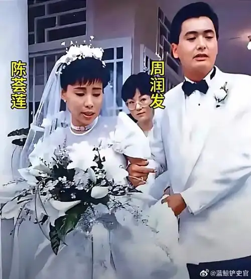 这是香港著名影星周润发和妻子陈荟莲1987年在新加坡结婚时的留影.
