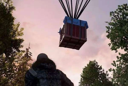 世界上最难受的事情莫过于可望而不可及,和平精英中超级空投落房顶上