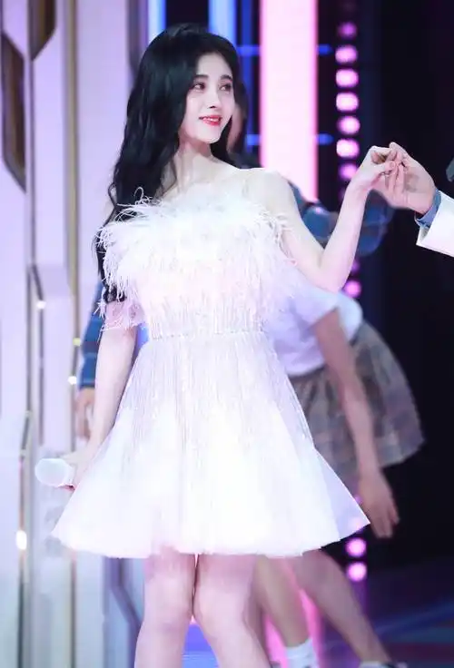 1/ 12 搜狐娱乐讯 (马森/图)6月7日,鞠婧祎参加某活动,当日她身穿粉