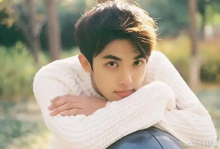 穿白色衣服,是干净的阳光男孩.总而言之,就是帅.