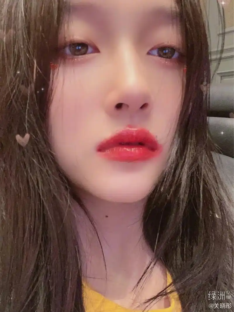 关晓彤晒九宫格自拍发丝凌乱红唇娇艳欲滴