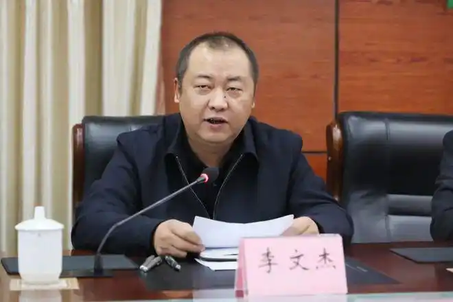 李文杰 邛崃市教育局党组书记,局长开展困难学生帮扶,由教育局牵头