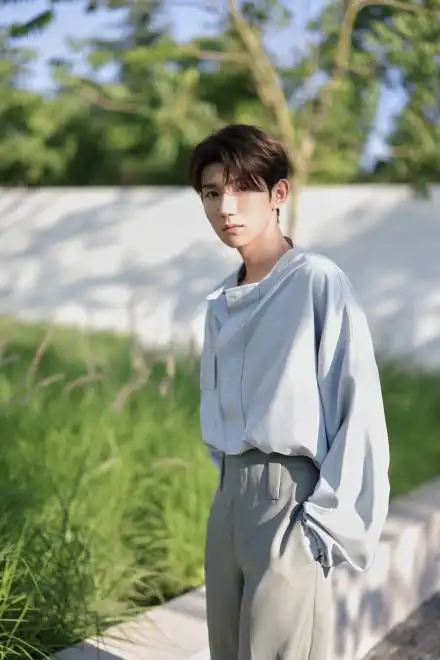 王源晒出一组夏日随拍大片 一身素色穿搭衬托浓浓青春气息