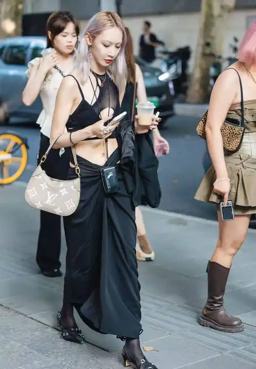 引发的太古里街拍风潮,满街都是穿着性感衣服的男女_摄影_时尚_成都