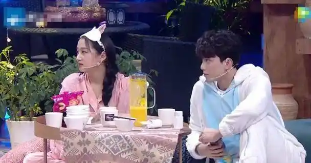 原创关晓彤吴磊参加睡衣秀当看清两人脚上拖鞋节目组太偏心了