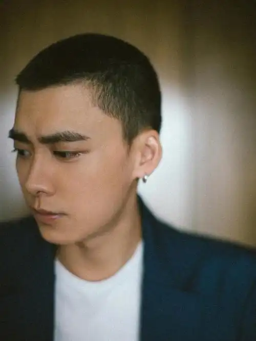 李易峰剃寸头后帅度不减,只是也难逃"m发际线",发质堪忧!