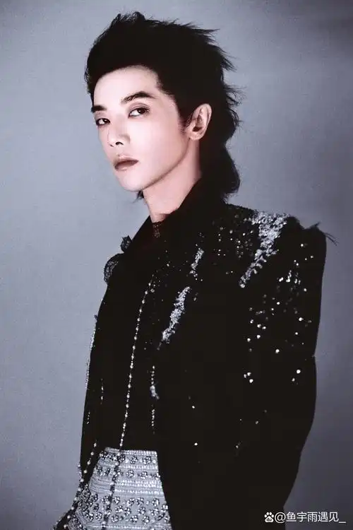 轻松驾驭背头造型,看完都沦陷了  最近华晨宇在芒果开心夜的舞台更是