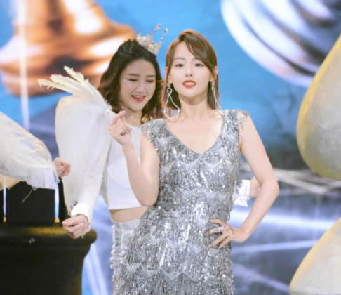 张嘉倪晒与关晓彤同框精修图,二人胳膊肤色相近,腿部色差却很大