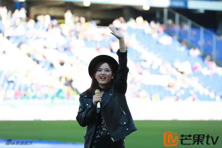 超女选手现身西甲收官战持金话筒献唱