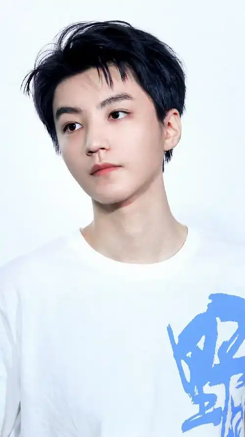 王俊凯白t侧分露额头