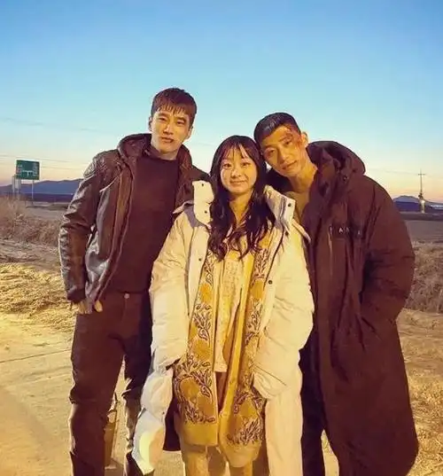 朴叙俊魅惑粉丝!出道10周年线上见面会,防弹v金智媛拍短片打气